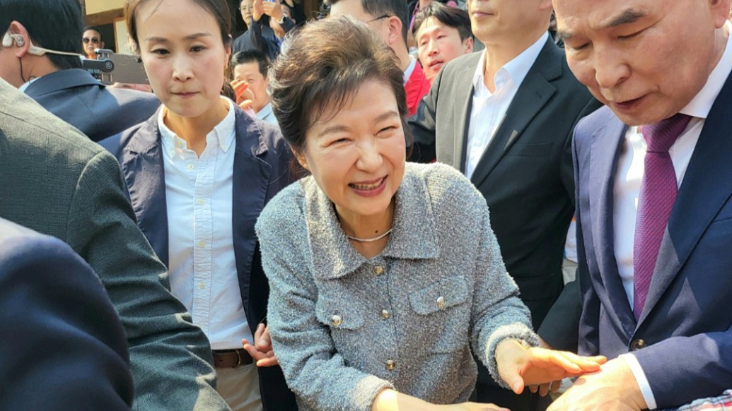 樸槿惠罕見露面支持金文洙!到訪其父樸正熙故居:最近總想起爸媽
