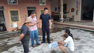 海南文昌一兩歲男童走失，海岸警察在暴雨中搜尋救回