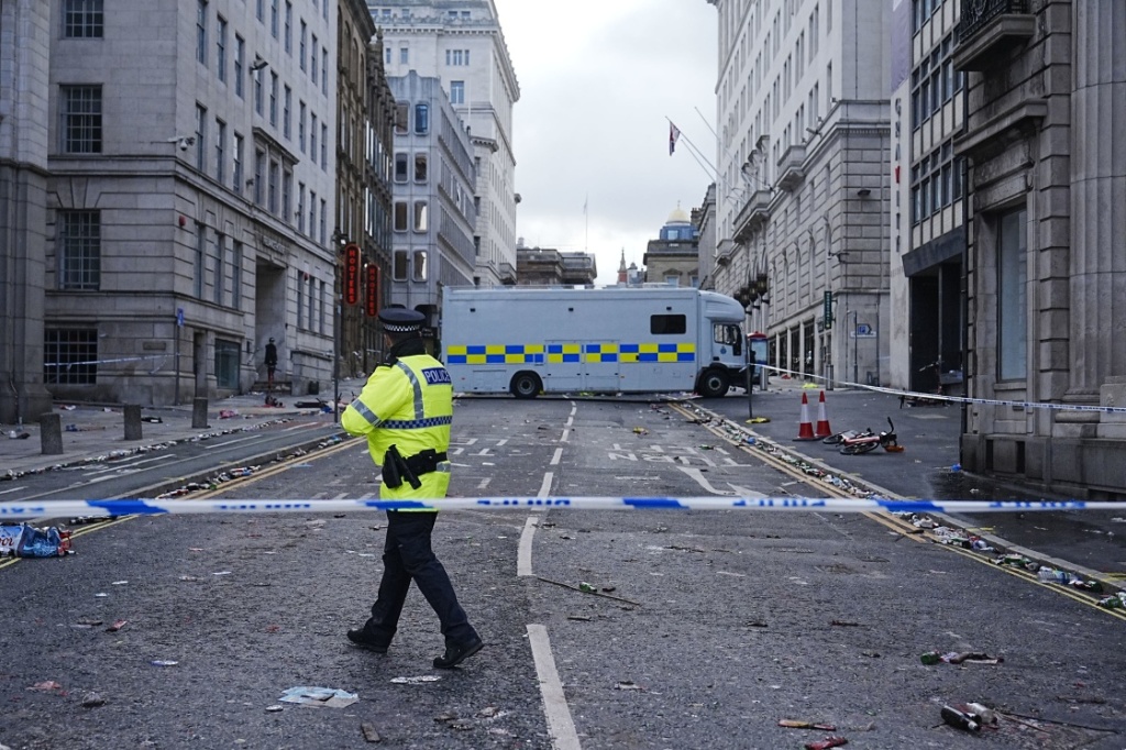 英国利物浦汽车冲撞球迷肇事者因涉嫌谋杀未遂和毒驾被捕