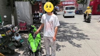 昆明一男子騎電摩載人在高架橋上“翹頭”被拘5日