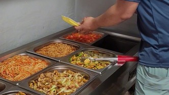 實探“差評走紅五元快餐店”，老板回應：系副業，謝謝網友打抱不平