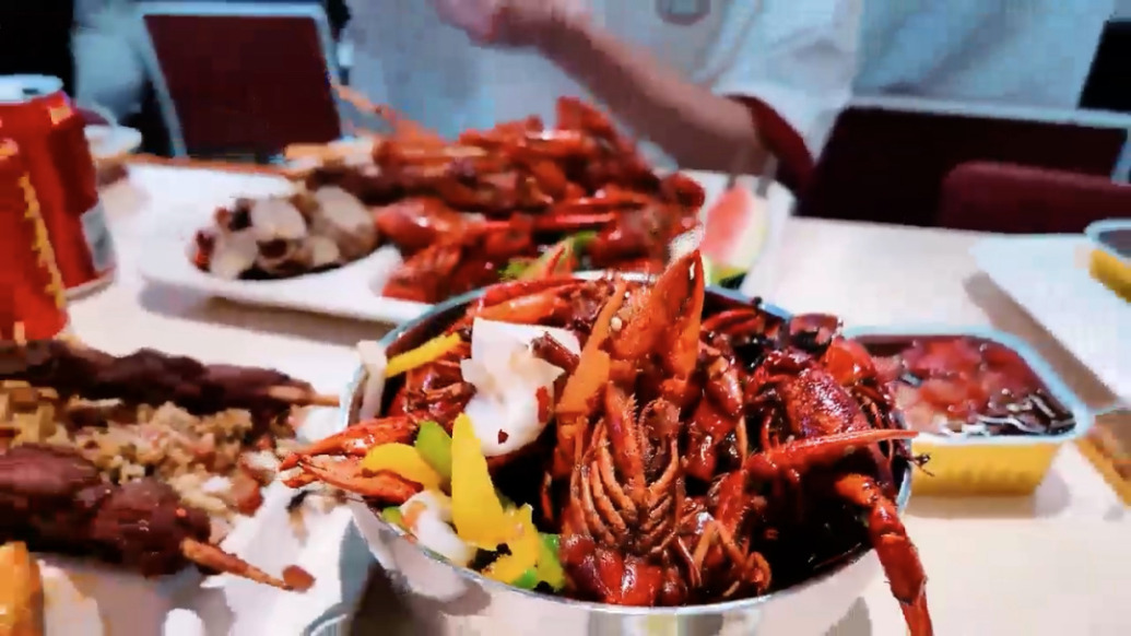 高考倒计时！学校为高三学子准备美食解压，200斤龙虾“红红火火”