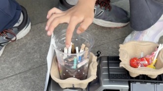 用煙頭換糖果！父女倆制作“移動勸煙車”，在街頭做起志愿者