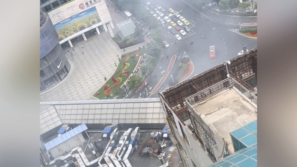 南京消防通報(bào)新街口火情：主要燃燒物質(zhì)為紙盒、面膜等，明火已撲滅