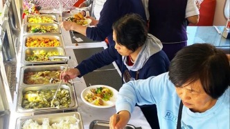 在中國坐火車也能吃自助餐了：菜品百余種，早餐20元一位
