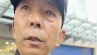 邏輯清晰為人和善！上海一醫院保安“溫柔勸離”門口舉牌陪診人員獲網友點贊