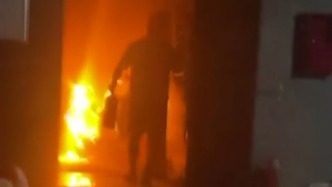 休假消防員遇火災秒變“逆行者”，一歲女兒在旁咿呀喊“爸爸”