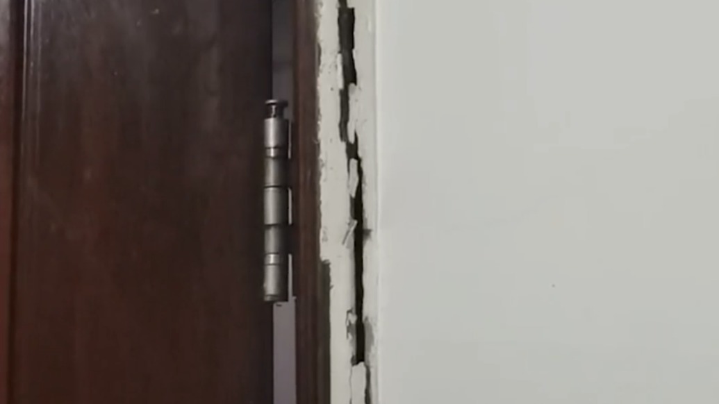 重慶菜園壩火車站標志性建筑爆破后,附近高樓墻面出現裂縫