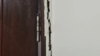重慶菜園壩火車站標志性建筑爆破后，附近高樓墻面出現裂縫