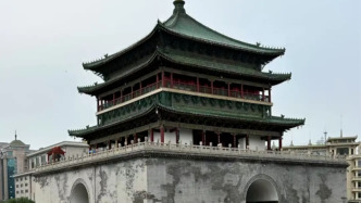 街道辦回應(yīng)“西安鐘樓前禁止商拍”：劃分一個(gè)區(qū)域不許收費(fèi)攝影師進(jìn)入拍攝