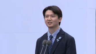 一個文學新人“越過山丘”，頒獎現場哽咽憶女友