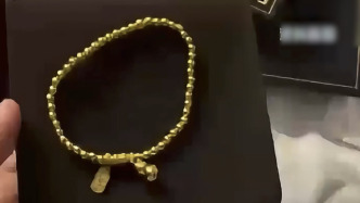 女子稱坐飛機(jī)萬(wàn)元金手鏈托運(yùn)后丟失，春秋航空：全力配合調(diào)查