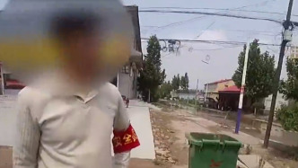 车内5人、车斗7人！“安全员”驾皮卡车严重超载被查