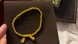 女子机场托运行李丢失黄金手链，谁来担责？多方回应