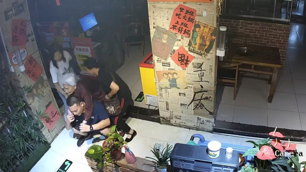 阿爾茲海默癥老人就餐后不敢下樓,餐館老板彎腰主動(dòng)背起