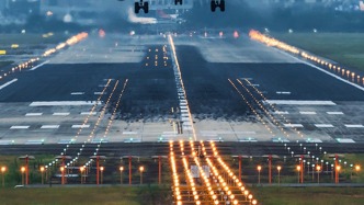 韓國一客機在越南降落時短暫偏離跑道，起落架輪胎受損