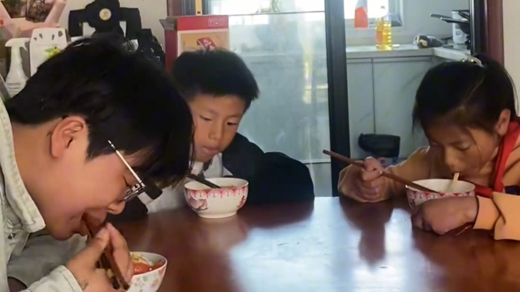 20岁女生独自抚养3个弟弟妹妹：骑车20公里到县城跑外卖，带好他们再为自己打算