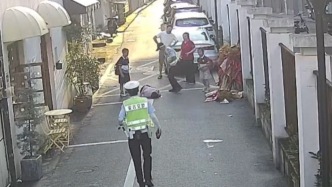 一個打120、一個接救護車，七旬老人不慎摔倒，小學生兄妹沉著施救