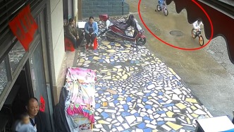 女童騎車沖下河，54歲村干部百米沖刺“拽”回