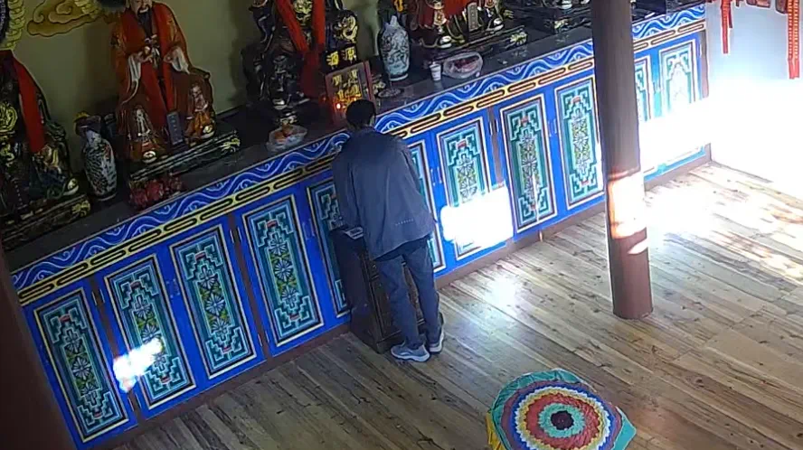 一男子在寺庙跪拜财神后盗窃功德箱，被警方行拘