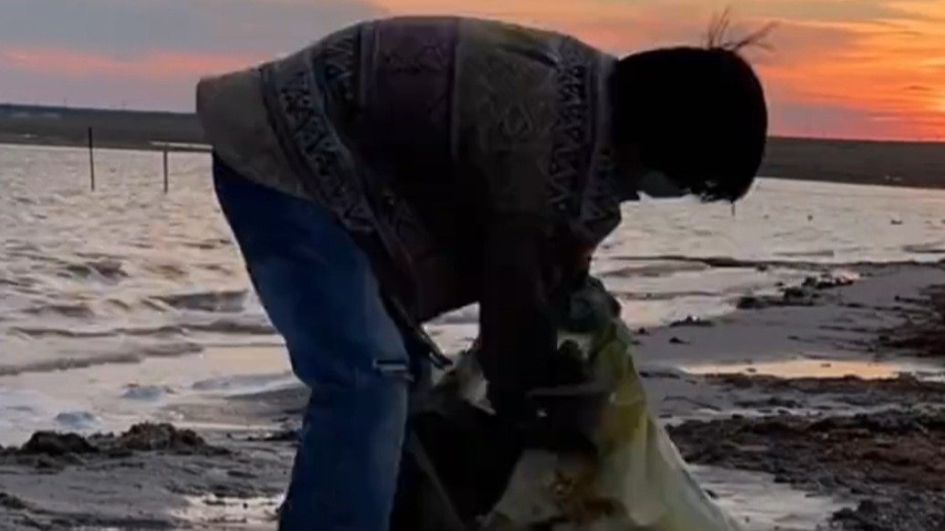 “還原夕陽(yáng)本來(lái)的樣子！”24歲小伙堅(jiān)持在湖邊撿垃圾，半個(gè)月后看見絕美湖畔夕陽(yáng)