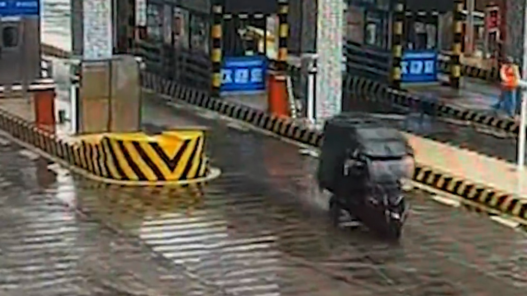 撞桿、逆行……大爺高速上撿廢品險(xiǎn)象環(huán)生,民警護(hù)送駛離