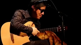 導盲犬熊熊離開了，它曾跟著周云蓬走過千山萬水