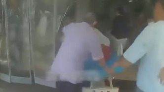“咆哮”開道，民警早高峰上演極速救援