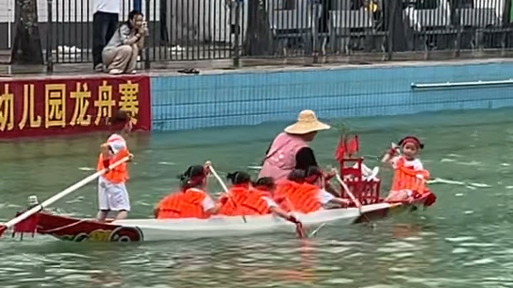 “奶兇”萌娃賽龍舟,村委會提供泳池當場地