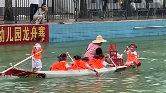 “奶兇”萌娃賽龍舟，村委會(huì)提供泳池當(dāng)場(chǎng)地