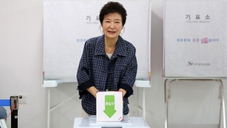 保鏢陪同，73歲樸槿惠參加韓國大選提前投票