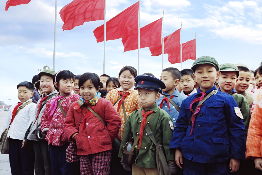1980年迈克·埃默里来华拍摄许多孩子，他找到了其中2位
