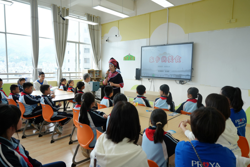 国货美妆龙头公益再发力，第三所国门学校落地云南富宁