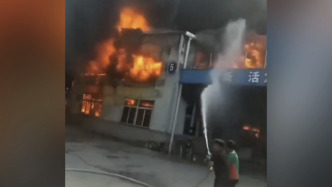 安徽芜湖一厂房发生火灾黑烟冲天，消防正全力处置