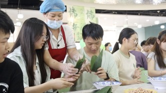 高校師生包粽子、編五彩繩、誦讀《離騷》花式玩轉端午節(jié)