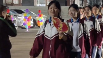 高三最后一節晚自習結束，老師打開車燈為學生送行