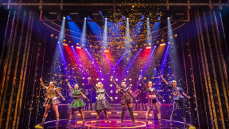 跟著主演進(jìn)《SIX》后臺(tái)看看