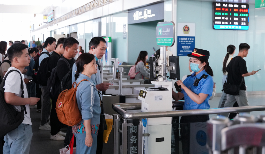 端午小长假第一天，铁路上海站预计发送旅客64.5万人次