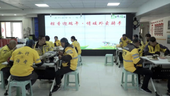 社區志愿者為外賣騎手制作端午愛心早餐