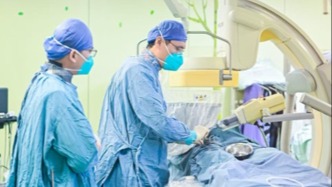 3歲男孩患眼部腫瘤被告知建議“摘除眼球”，在滬治療后重獲正常視力