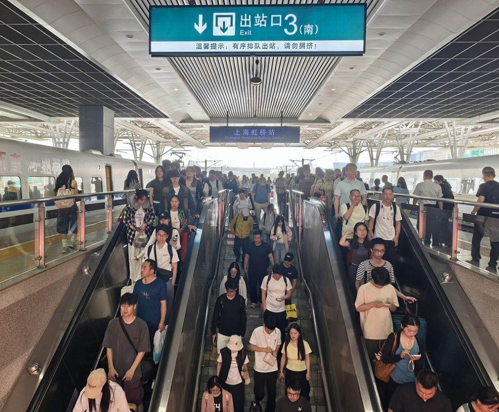长三角多地火车站午后起迎返程高峰，铁路上海站预计到达64.1万人