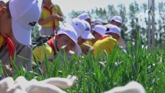 各地少年儿童欢度“六一”国际儿童节