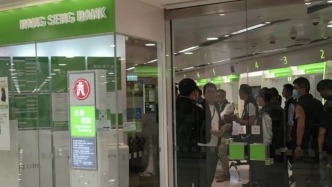 香港一家銀行遭劫匪持刀搶走三十余萬港幣，有職員頸部受傷