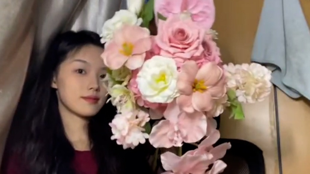 畢業(yè)季!她為每名室友親手制作專屬手捧花