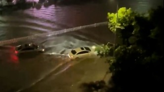 肇慶凌晨出現雷電強降雨，路面多車泡水