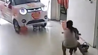 只害怕了一瞬間！小車破門而入10歲姐姐秒抱妹妹逃生