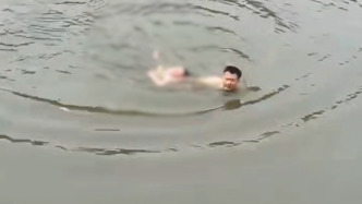 女童落入水庫，村干部狂奔下水救起
