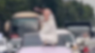 洛阳伊川县一女子精神疾病发作击打过往车辆，已被送医