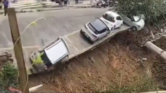 廣西柳州一道路塌陷4車墜坑，當地回應：強降雨導致，無人傷亡