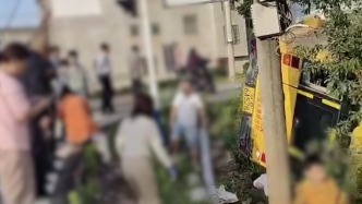 湖北陽新一貨車與校車發(fā)生交通事故，致4名學生骨折